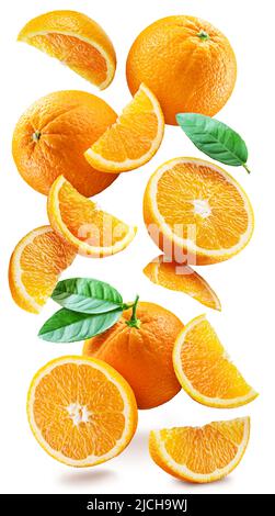 Des oranges mûres avec des moitiés et des tranches avec des feuilles d'arbre orange tombent ou levent au hasard sur un fond blanc. Fond juteux pour votre projet. Coupe Banque D'Images