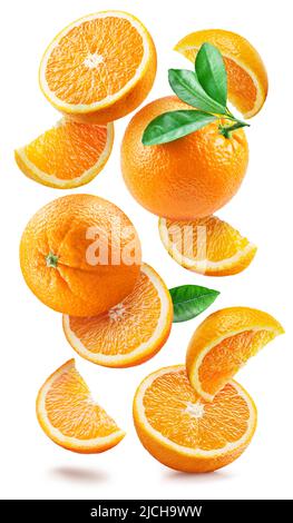 Des oranges mûres avec des moitiés et des tranches avec des feuilles d'arbre orange tombent ou levent au hasard sur un fond blanc. Fond juteux pour votre projet. Coupe Banque D'Images