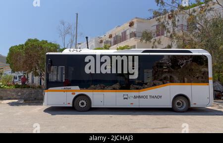 Bus électrique sur l'île de Tilos, près de Rhodes. Banque D'Images