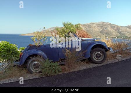 La vieille Volkswagen Beetle recyclée comme un plantoir de bord de route, l'île de Tilos Dodécanèse, près de Rhodes Grèce Banque D'Images