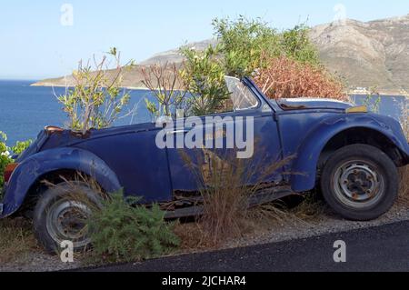 La vieille Volkswagen Beetle recyclée comme un plantoir de bord de route, l'île de Tilos Dodécanèse, près de Rhodes Grèce Banque D'Images