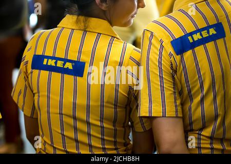 Bucarest, Roumanie - 24 juin 2019: Le personnel d'IKEA vêtu d'uniformes attend les premiers acheteurs le jour d'ouverture du magasin IKEA Pallady, qui est Banque D'Images