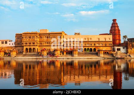 Temple de Krishna au Keshi Ghat sur la rivière Yamuna à Vrindavan près de la ville de Mathura dans l'état de l'Uttar Pradesh en Inde Banque D'Images