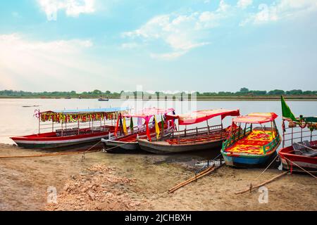 Temple de Krishna au Keshi Ghat sur la rivière Yamuna à Vrindavan près de la ville de Mathura dans l'état de l'Uttar Pradesh en Inde Banque D'Images
