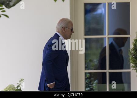 Washington, États-Unis. 13th juin 2022. Le président Joe Biden entre dans la maison ovale de la Maison Blanche à Washington, DC lundi, 13 juin 2022. Photo par Tasos Katopodis/UPI crédit: UPI/Alay Live News Banque D'Images