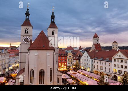 Aperçu du marché de Noël à Neupfarrplatz, Regensburg, Haut-Palatinat, Bavière, Allemagne Banque D'Images
