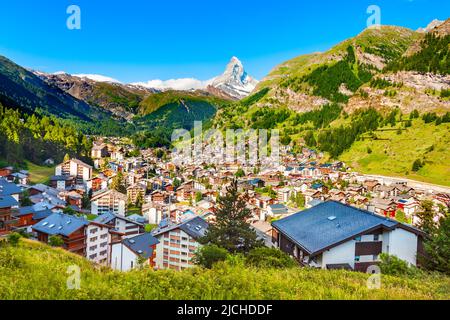 La ville de Zermatt et le Mont Cervin Vue panoramique aérienne dans le canton du Valais Suisse Banque D'Images