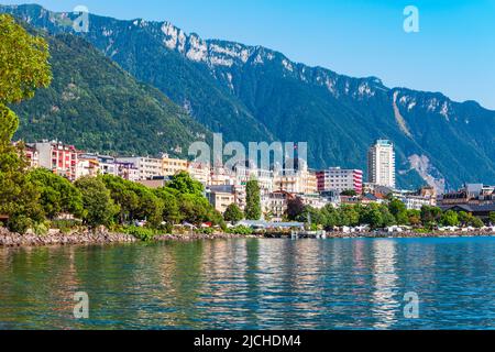 Port de Montreux avec yachts et bateaux vue panoramique. Montreux est une ville sur le Lac Léman au pied des Alpes en Suisse. Banque D'Images