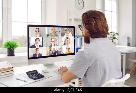 Le comptable utilise l'ordinateur pour la conférence en ligne avec ses collègues sur le rapport financier. Banque D'Images