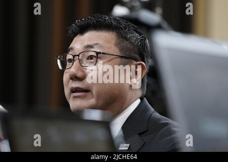 Washington, États-Unis. 13th juin 2022. BJay Pak, l'ancien procureur américain du district nord de Géorgie, témoigne devant le comité spécial de la Chambre des représentants chargé d'enquêter sur l'attaque du 6 janvier contre le Capitole des États-Unis, qui tient une audience publique pour discuter des conclusions d'une enquête d'un an, à Capitol Hill, à Washington, DC, lundi 13 juin 2022. Photo de Ken Cedeno/UPI crédit: UPI/Alay Live News Banque D'Images