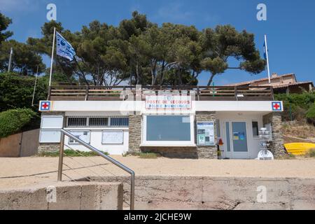 Poste de police et poste de premiers soins sur le front de mer à la plage de Gigaro, Var, Provence-Alpes-Côte d'Azur, France. Banque D'Images