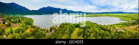 Kochelsee vue panoramique aérienne. Kochelsee ou lac Kochel est un lac à 70 kilomètres au sud de Munich, au bord des Alpes bavaroises en Allemagne. Banque D'Images