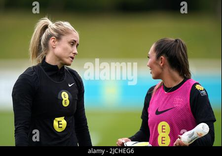 Steph Houghton (à gauche) et Katie Zelem en Angleterre lors d'une séance d'entraînement au parc St George, Burton-upon-Trent. Date de la photo: Lundi 13 juin 2022. Banque D'Images