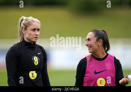 Steph Houghton (à gauche) et Katie Zelem en Angleterre lors d'une séance d'entraînement au parc St George, Burton-upon-Trent. Date de la photo: Lundi 13 juin 2022. Banque D'Images