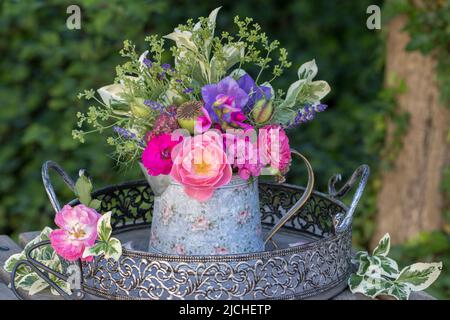 bouquet romantique de roses roses et fleurs d'été dans un vase vintage Banque D'Images