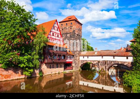 La tour de Wasserturm, la maison médiévale de Weinstradel et le pont Hencurbrucke sur la rivière Pegnitz dans la vieille ville de Nuremberg. Nuremberg est la deuxième plus grande ville de Ba Banque D'Images