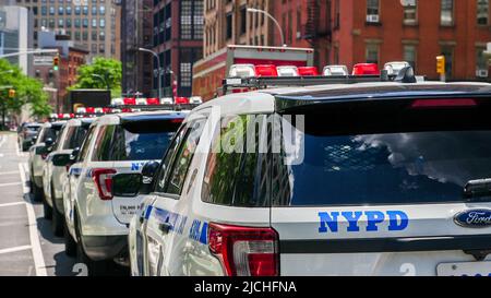 NEW YORK, NY, Etats-Unis - 9 JUIN 2022 : stationnement de voitures NYPD sur Varick Street à Manhattan Banque D'Images