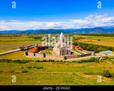 Vue panoramique aérienne du complexe du monastère d'Alaverdi à Kakheti. Kakheti est une région de l'est de la Géorgie dont la capitale est Telavi. Banque D'Images