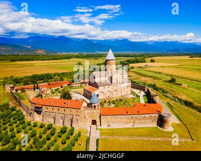 Vue panoramique aérienne du complexe du monastère d'Alaverdi à Kakheti. Kakheti est une région de l'est de la Géorgie dont la capitale est Telavi. Banque D'Images