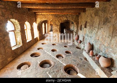 Cave à vin avec pots à vin kvevri dans l'ancienne cave du monastère Nekresi à Kakheti. Kakheti est une région de l'est de la Géorgie dont la capitale est Telavi. Banque D'Images