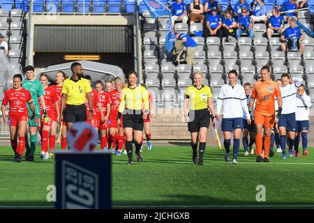 Eskilstuna, Suède. 13th juin 2022. les arbitres et les équipes entrent sur le terrain avant le match dans la Ligue suédoise OBOS Damassenskan sur 13 juin 2022 entre Eskilstuna United DFF et KIF Orebro DFF à Tunavallen à Eskilstuna, Suède Peter Sonander/SPP crédit: SPP Sport Press photo. /Alamy Live News Banque D'Images