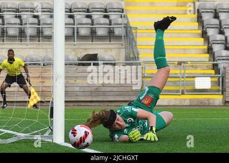 Eskilstuna, Suède. 13th juin 2022. Tove Enblom (20 Orebro) avec une sauvegarde dans le jeu de la Ligue suédoise OBOS Damaltsvenskan sur 13 juin 2022 entre Eskilstuna United DFF et KIF Orebro DFF à Tunavallen à Eskilstuna, Suède Peter Sonander/SPP crédit: SPP Sport Press photo. /Alamy Live News Banque D'Images