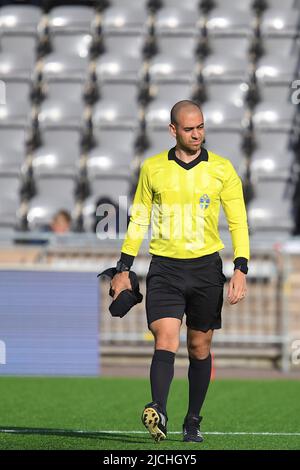 Eskilstuna, Suède. 13th juin 2022. arbitre adjoint Elias Khori avant le match dans la Ligue suédoise OBOS Damallsvenskan sur 13 juin 2022 entre Eskilstuna United DFF et KIF Orebro DFF à Tunavallen à Eskilstuna, Suède Peter Sonander/SPP crédit: SPP Sport Press photo. /Alamy Live News Banque D'Images