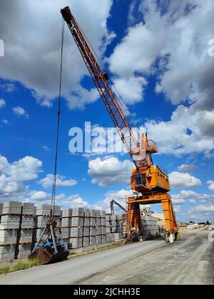 Port industriel de Hamm, Rhénanie-du-Nord-Westphalie, Allemagne. Chantier avec grue Banque D'Images