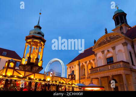 Marché de Noël à AlterMarkt en face de l'Hôtel de ville baroque, Magdebourg, Saxe-Anhalt, Allemagne. Banque D'Images