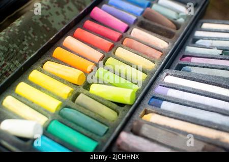 Doux arc-en-ciel coloré couleur craie pastel pour dessiner. Couleurs pastel de l'artiste multicolore dans la boîte. Banque D'Images