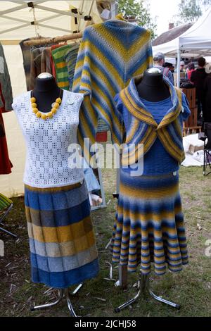 Des vêtements féminins traditionnels et créatifs sont exposés au musée ethnographique en plein air de Lettonie Banque D'Images