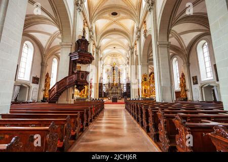 LUZERN, SUISSE - 11 juillet 2019 : Eglise de Saint Leodegar ou Saint Leodegar Hofkirche est une église catholique romaine de la ville de Lucerne, Suisse Banque D'Images