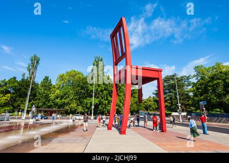 Genève, SUISSE - Le 20 juillet 2019 : Rupture de la chaise ou chaise Cassee est une sculpture en bois par l'artiste suisse Daniel Berset et Louis Geneve à Genève Banque D'Images