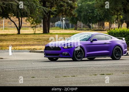 Une époque moderne, Mustang arrive au spectacle de voitures de charité américain Graffiti au campus du collège postsecondaire de Modesto 11-12 juin 2022 Banque D'Images