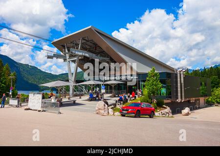 Garmisch-Partenkirchen, Allemagne - 02 juillet 2021: Station Eibsee du nouveau téléphérique Seilbahn Zugspitze près de la ville de Garmisch Partenkirchen en Bavière, Germa Banque D'Images