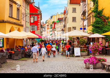 Lindau, Allemagne - 04 juillet 2021 : café Steet dans la vieille ville de Lindau. Lindau est une grande ville et une île sur le lac de Constance ou Bodensee en Bavière, en allemand Banque D'Images