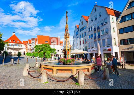 Ulm, Allemagne - 05 juillet 2021: FISH Box fontaine ou Fischkasten Brunnen est situé près de Rathaus ou la vieille ville dans la ville d'Ulm, Allemagne Banque D'Images