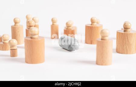 Cylindre Montessori gris exceptionnel parmi les cylindres naturels debout. Faiblesse, fragilité dans la communauté des gens. Jeu de piments en bois. Photo de haute qualité Banque D'Images