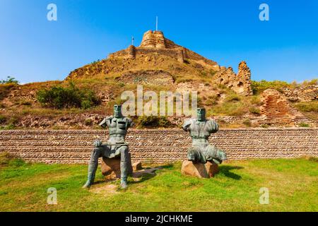 Gori, Géorgie - 01 septembre 2021 : Mémorial aux soldats héroïques géorgiens près de la forteresse de Gori, Géorgie. C'est une citadelle médiévale située au-dessus de la ville Banque D'Images