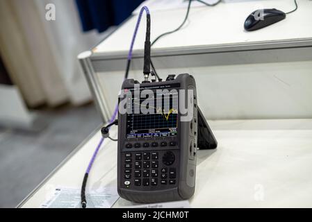 Kiev, Ukraine - 15 juin 2021: Analyseur de signal portatif pour les tests de communication par satellite Banque D'Images