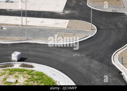Vue aérienne de l'intersection et du parking récemment construits, chantier de construction. Banque D'Images