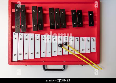 Xylophone portable ou sticcado avec des bâtons de batterie pour les arts de musique éducatifs avec instrument classique pour la créativité et les musiciens pour le rythme de clavier Banque D'Images