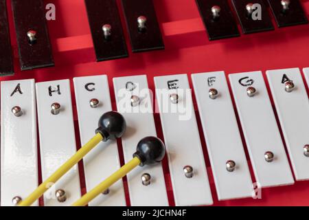 Xylophone portable ou sticcado avec des bâtons de batterie pour les arts de musique éducatifs avec instrument classique pour la créativité et les musiciens pour le rythme de clavier Banque D'Images