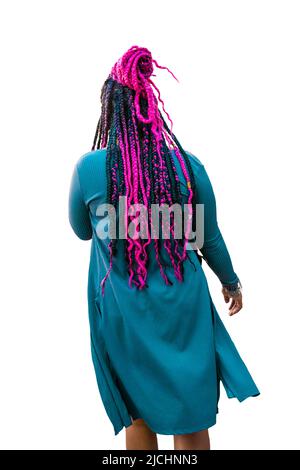 Dos de femme noire portant de longues tresses en dentelle synthétique rose et noire sur un arrière-plan isolé. Banque D'Images