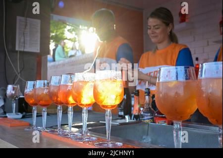 ALLEMAGNE, Hambourg, événement promotionnel Aperol Piazza, vente de boisson douce amère Aperol une marque de Campari Group, Davide Campari-Milano S.p.A. / DEUTSCHLAND, Hambourg, promotion Veranstaltung Aperol Piazza, Ausschank von Aperol Spritz der Campari Gruppe, Bitter süßes Mixgetränk aus ol, Prosecco, EIS und Orangale Banque D'Images