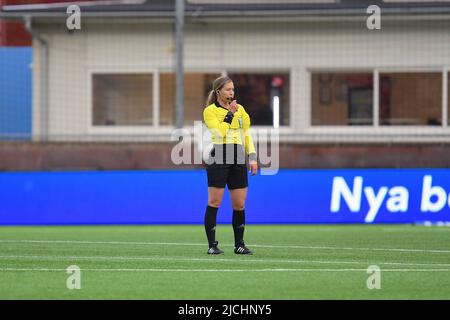 Eskilstuna, Suède. 13th juin 2022. Arbitre Anastasia Oberlauf dans le jeu de la Ligue suédoise OBOS Damaltsvenskan sur 13 juin 2022 entre Eskilstuna United DFF et KIF Orebro DFF à Tunavallen à Eskilstuna, Suède Peter Sonander/SPP crédit: SPP Sport Press photo. /Alamy Live News Banque D'Images