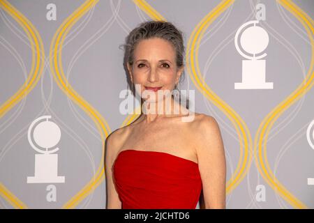 New York, États-Unis. 12th juin 2022. Bebe Neuwirth participe aux Tony Awards annuels 75th au radio City Music Hall de New York. Crédit : SOPA Images Limited/Alamy Live News Banque D'Images