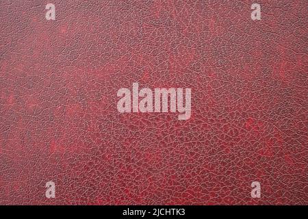 Gros plan de cuir imitation rouge foncé, similicuir comme texture ou arrière-plan Banque D'Images