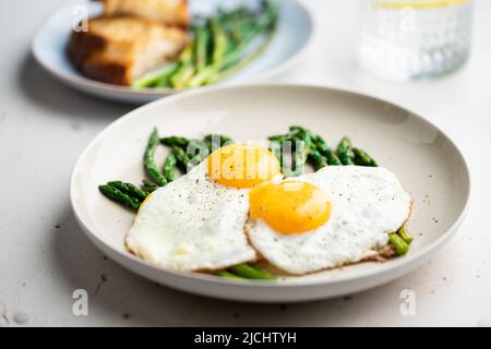 Œufs frits avec asperges vertes. Idées de déjeuner rapide, petit déjeuner sain, nourriture d'été. Banque D'Images