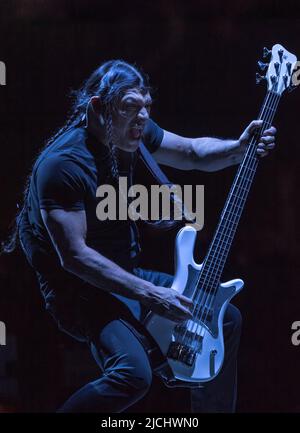 Herning, Danemark. 27th, mars 2018. Le groupe américain de métaux lourds Metalica joue un concert à Jyske Bank Boxen à Herning. Ici, le bassiste Robert Trujillo est vu en direct sur scène. (Crédit photo: Gonzales photo - Sebastian Dammark). Banque D'Images